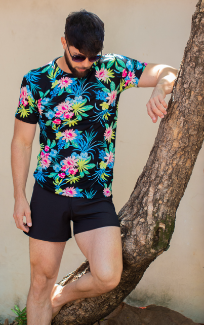 Remera estampada colorida y short negro