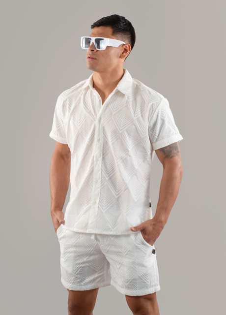 Conjunto blanco y lentes de sol