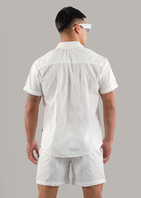 Conjunto blanco y lentes de sol