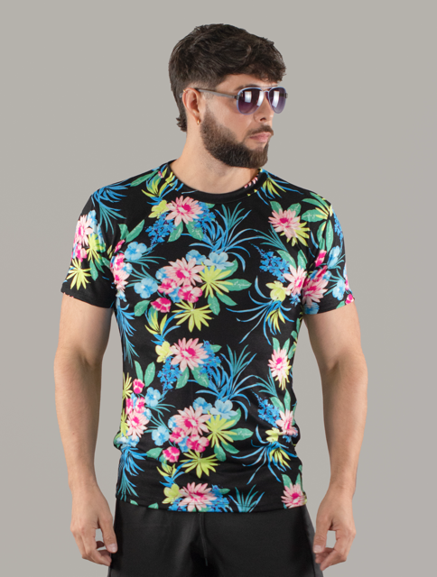 Remera estampada colorida y short negro