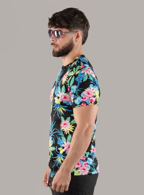Remera estampada colorida y short negro