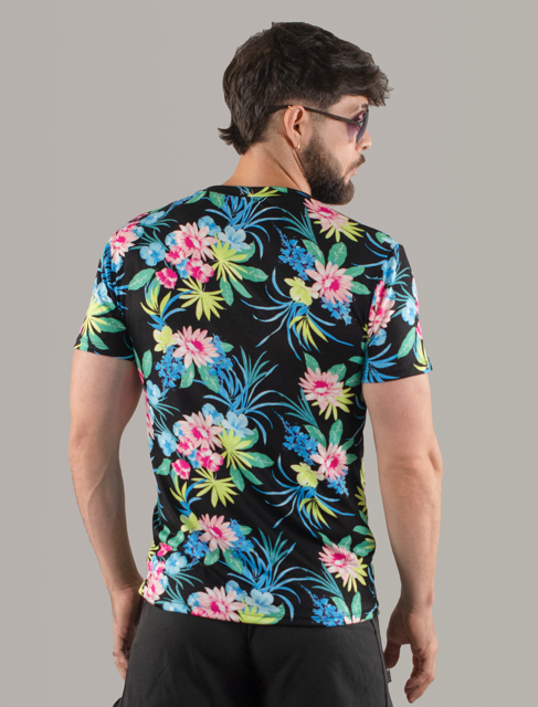 Remera estampada colorida y short negro