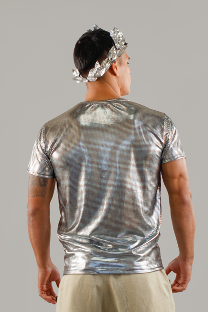 Remera brillante plata