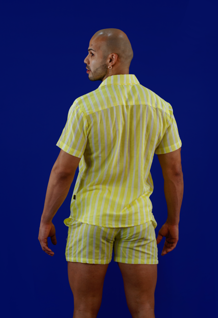 Conjunto a rayas amarillo y blanco