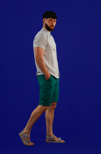 Camisa gris y bermuda verde