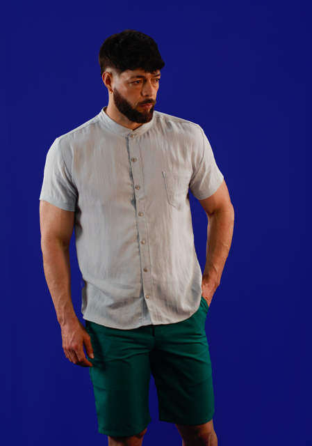 Camisa gris y bermuda verde