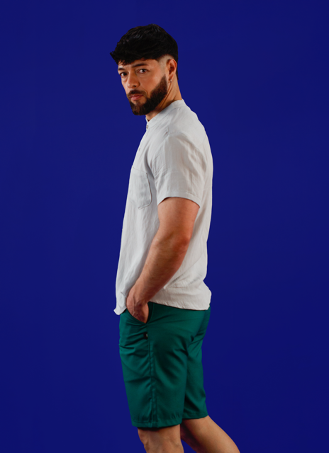 Camisa gris y bermuda verde