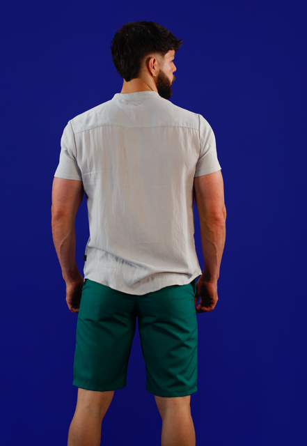 Camisa gris y bermuda verde