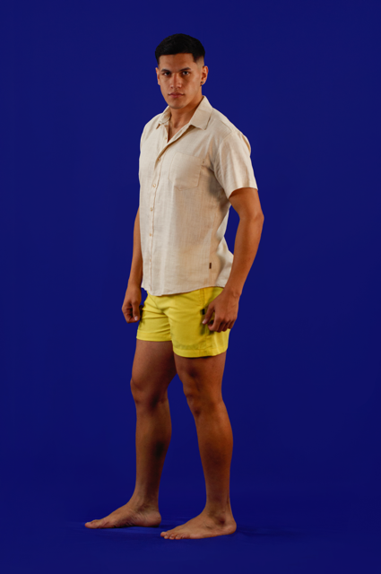 Camisa beige y short amarillo