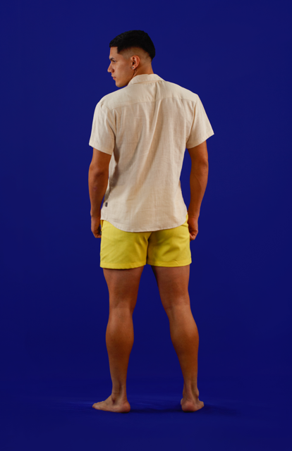 Camisa beige y short amarillo