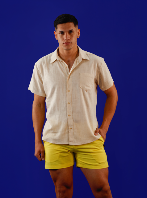 Camisa beige y short amarillo