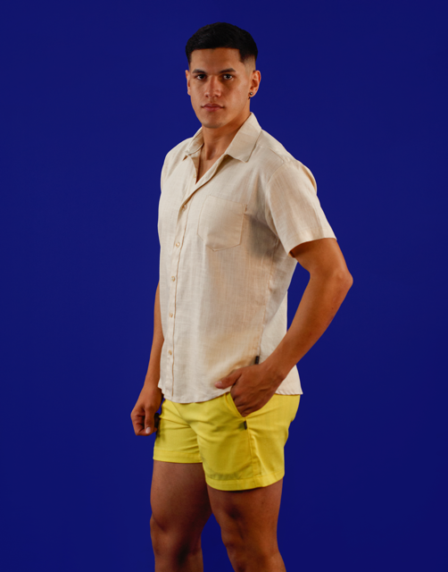 Camisa beige y short amarillo