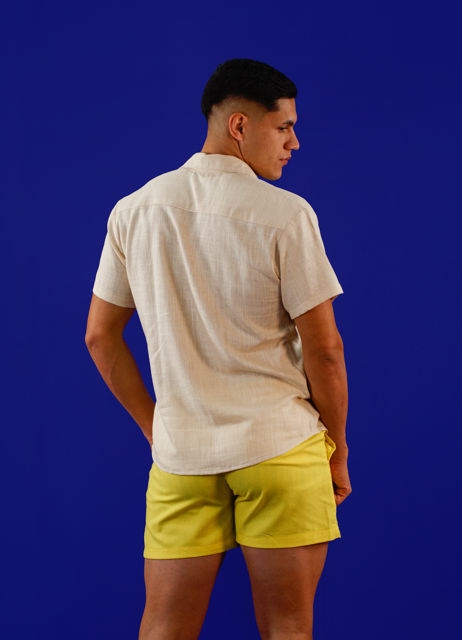 Camisa beige y short amarillo
