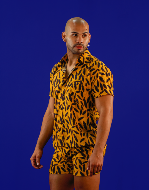 Conjunto amarillo con hojas