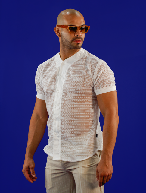 Camisa transparente y pantalones