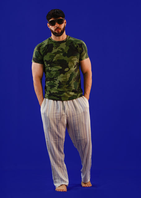 Remera camuflayada con pantalones a rayas y lentes de sol
