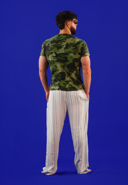 Remera camuflayada con pantalones a rayas y lentes de sol