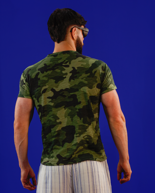 Remera camuflayada con pantalones a rayas y lentes de sol