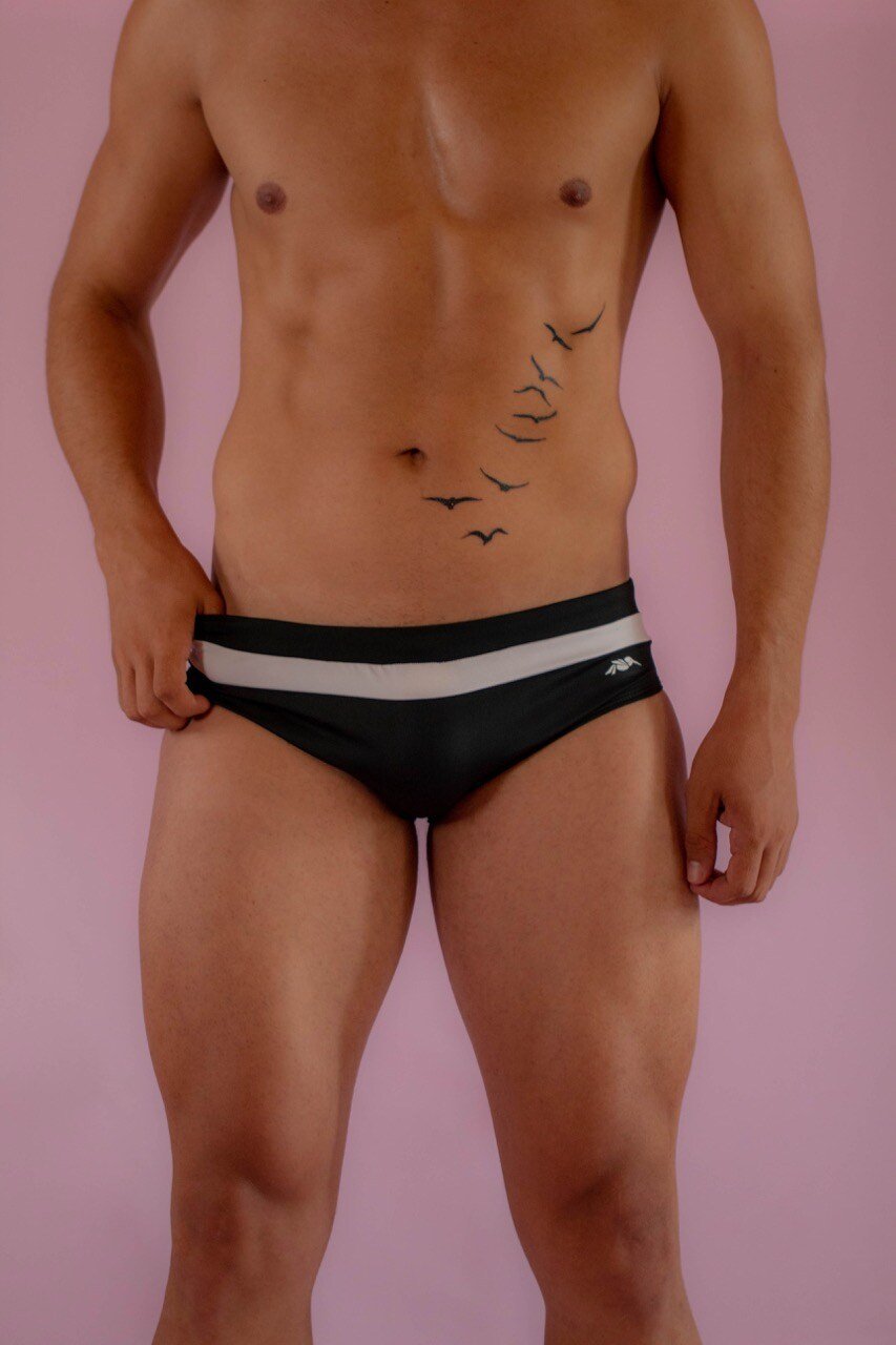 Sunga negra con raya blanca