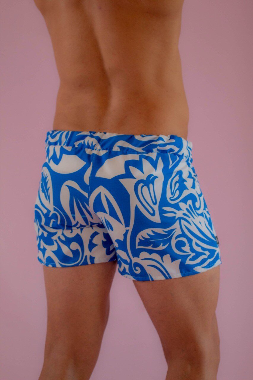 Short azul y blanco